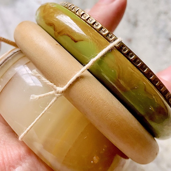 Evermore Clarity - curated stack of 4 vintage bangle bracelets - Picture 1 of 6